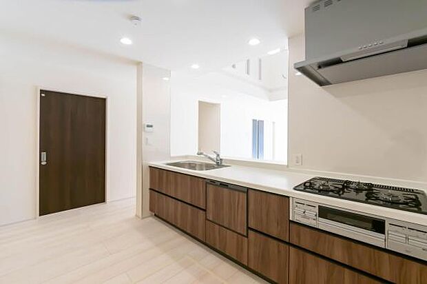 「全体を見渡せる安心感」家族の会話が弾む奥様に人気の高いカウンターキッチン、料理しながらお子様の様子の確認ができ移動しやすい広いキッチンスペースです。