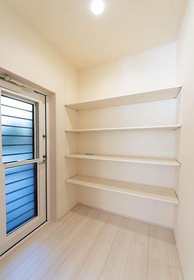 「人気のキッチンパントリー付き」お料理道具の収納に便利な広々としたキッチンパントリー。