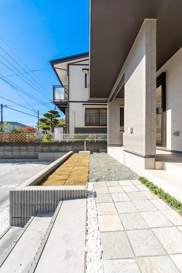 「コンパクトガーデン」ちょっとしたスペースが嬉しい。広いお庭は手入れが大変。物置きスペースやちょっとした家庭菜園にぴったり。