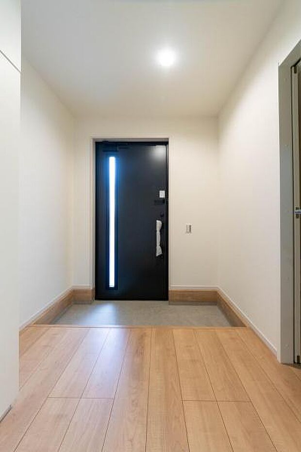 「おかえりなさい」を優しく迎える、明るく上質な玄関。家に帰るのが毎日楽しみになる、我が家の自慢の顔となる空間です。