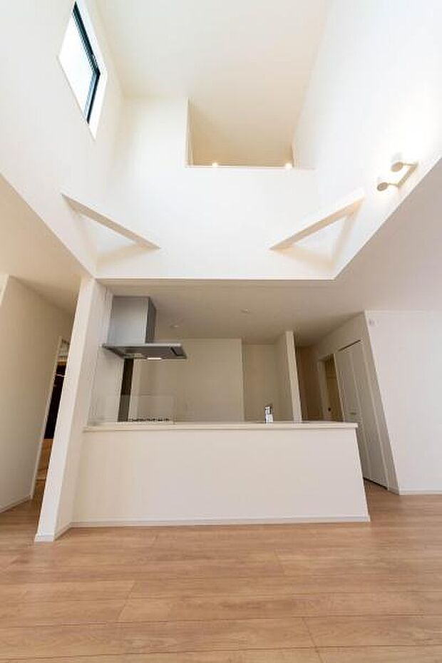 この写真だけでは伝わらない心地よい空間を、ぜひ現地でご体感ください。家族の新しい物語が、このリビングから始まります。