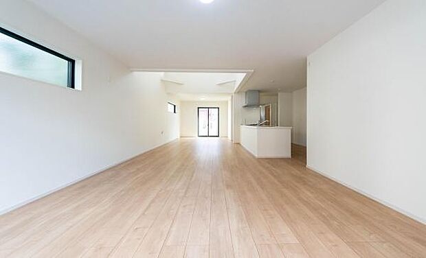 陽光が降り注ぐ広々リビングは、自然と家族が集まる特別な場所。お子様の笑い声が響き、温かい時間が流れる。そんな理想の毎日をここで始めませんか。