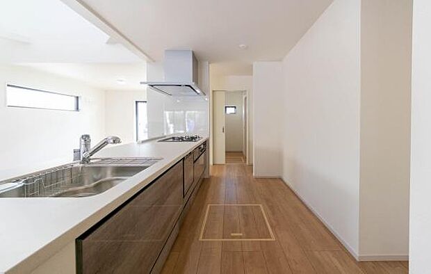 「広々ワイドサイズなシステムキッチン」せっかくのお料理空間。毎日の事だから広々システムキッチン。