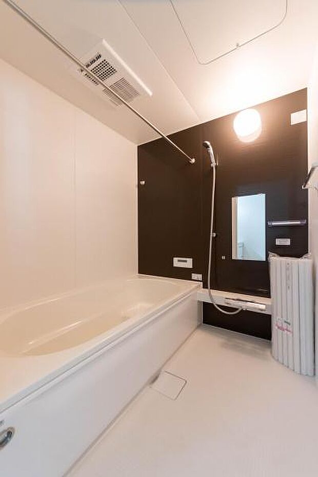 白を基調とした清潔感あふれるバスルーム。窓からの採光も心地よく、毎日がリゾート気分で過ごせます。