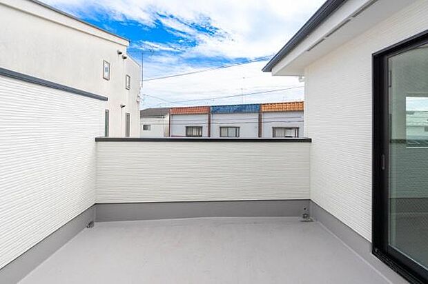 「清々しいバルコニー」広々としたバルコニーは陽当たりはもちろん、解放感や眺望も楽しめます。碧空を満喫し心が透きとおる。癒される心地よい空間。