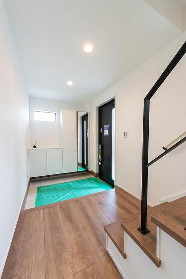 「おかえり」と「いってらっしゃい」を優しく包み込む、明るく広々とした玄関。家族の毎日が、ここから気持ちよく始まります。