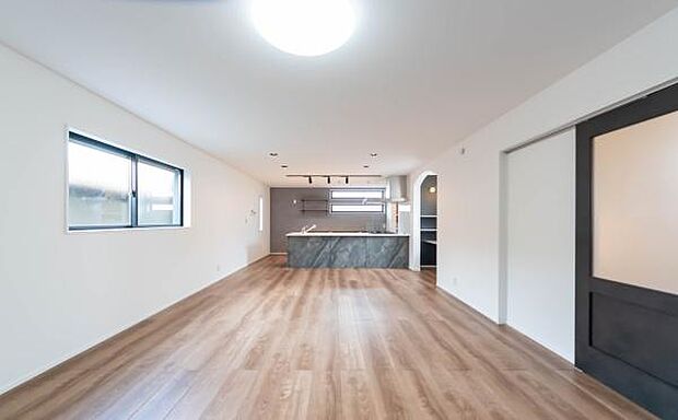 「家族が大好きなリビング」みんなが集まる広いリビング。みんなが大好きなリビングで家族団らん。みんなが集まるからこそ、一層の開放感を手にする素敵な住まい。