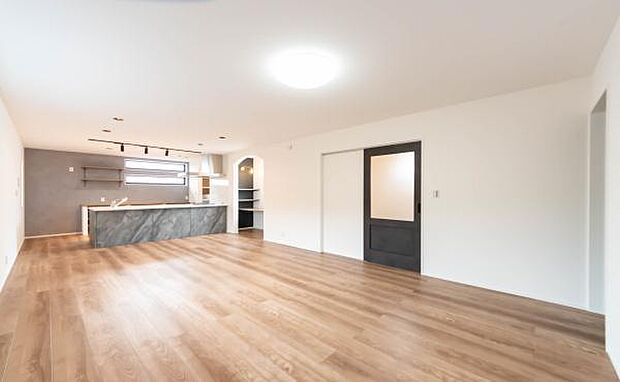 「家族が大好きなリビング」みんなが集まる広いリビング。みんなが大好きなリビングで家族団らん。みんなが集まるからこそ、一層の開放感を手にする素敵な住まい。