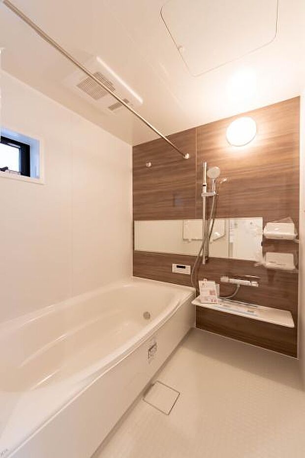 「疲れを癒す空間」広々とした雰囲気の良いバスルーム。お子様と一緒にお風呂に入る楽しみ、思い出の一ページが刻まれる大切な瞬間