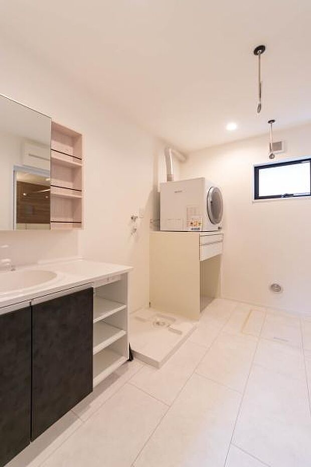 清潔感あふれるサニタリールーム。三面鏡タイプの洗面化粧台は収納力も高く、忙しい朝の身支度をスムーズにサポートします。