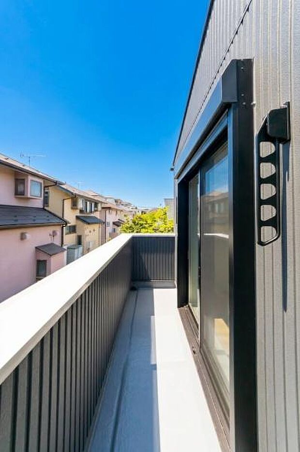 「清々しいバルコニー」広々としたバルコニーは陽当たりはもちろん、解放感や眺望も楽しめます。碧空を満喫し心が透きとおる。癒される心地よい空間。