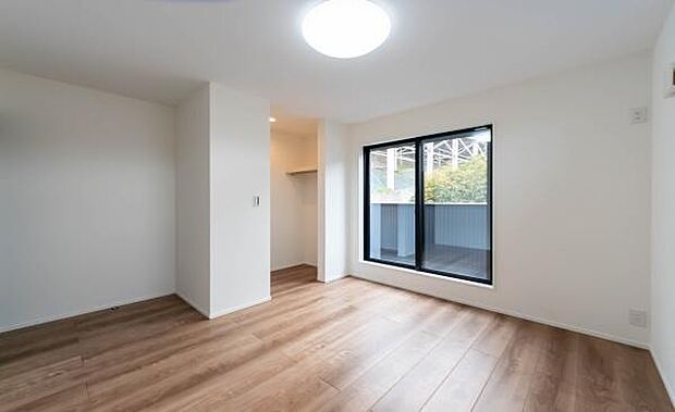 「陽の恵み」　爽やかな陽ざしを感じられる日当たりの良い洋室早起き爽やか、元気な一日に大切な陽の恵み。