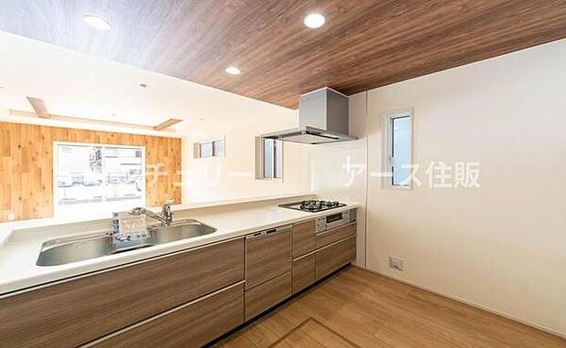 「全体を見渡せる安心感」家族の会話が弾む奥様に人気の高いカウンターキッチン、料理しながらお子様の様子の確認ができ移動しやすい広いキッチンスペースです。