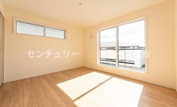 窓から差し込む光が、お子様の未来を照らすよう。勉強も遊びもはかどる空間です。