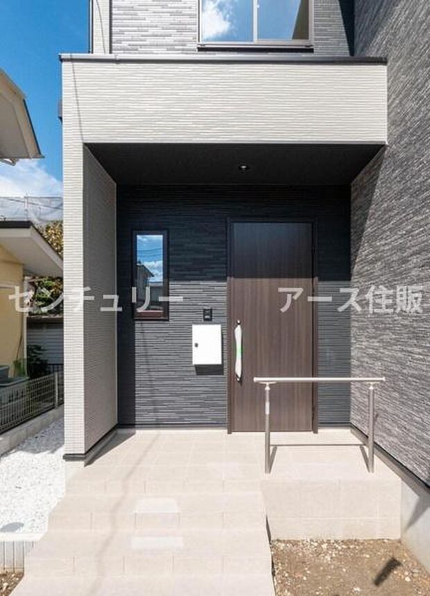 「おかえり」と「いってらっしゃい」を優しく包み込む、明るく広々とした玄関。家族の毎日が、ここから気持ちよく始まります。