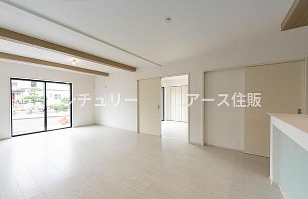 たっぷりの陽光と家族の笑顔が主役のリビング。 どこにいても明るく、家族の温もりを感じられる。新しい暮らしが楽しみになる空間です