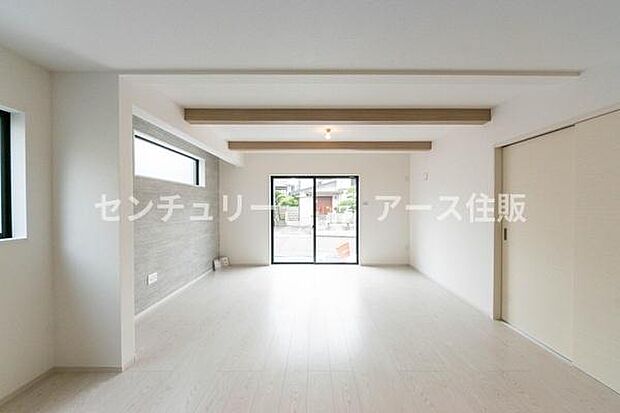 たっぷりの陽光と家族の笑顔が主役のリビング。 どこにいても明るく、家族の温もりを感じられる。新しい暮らしが楽しみになる空間です