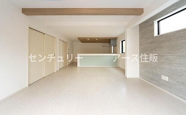 「家族が大好きなリビング」みんなが集まる広いリビング。みんなが大好きなリビングで家族団らん。みんなが集まるからこそ、一層の開放感を手にする素敵な住まい。