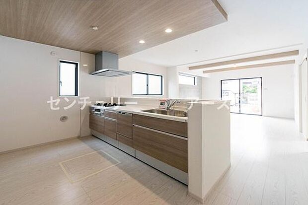 「全体を見渡せる安心感」家族の会話が弾む奥様に人気の高いカウンターキッチン、料理しながらお子様の様子の確認ができ移動しやすい広いキッチンスペースです。