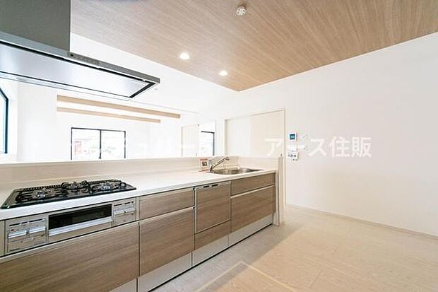 「全体を見渡せる安心感」家族の会話が弾む奥様に人気の高いカウンターキッチン、料理しながらお子様の様子の確認ができ移動しやすい広いキッチンスペースです。