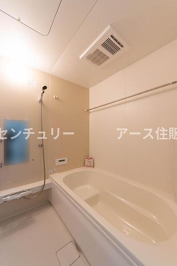 「広々バスルーム」白を基調とした清潔感のあるバスルームは是非足を延ばしてくつろいで欲しい空間。一日の疲れを癒し良質な睡眠にもつながります。