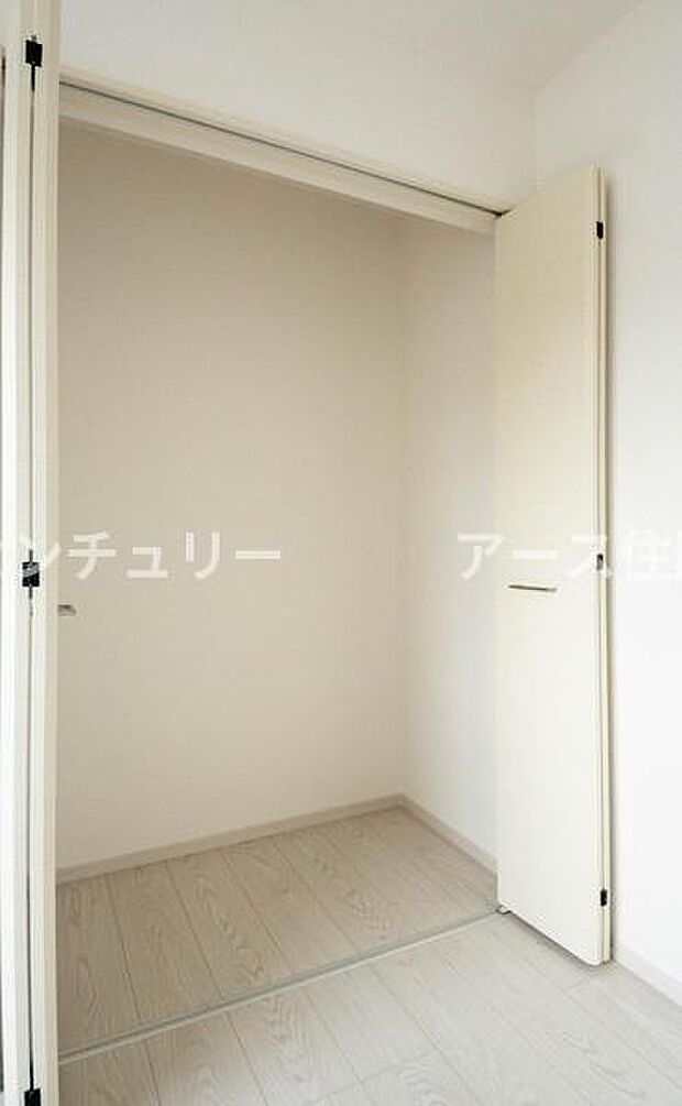 天井まで伸びる収納嬉しい収納力の高いクローゼット付き。天井付近までしっかりと収納ができる使い勝手の良いクローゼット。