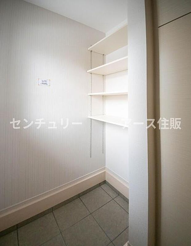 「シューズクローク付き」「玄関に靴がいっぱいで、出入りしにくい」こんなお悩みを解決するのが、「シューズクローク」です。