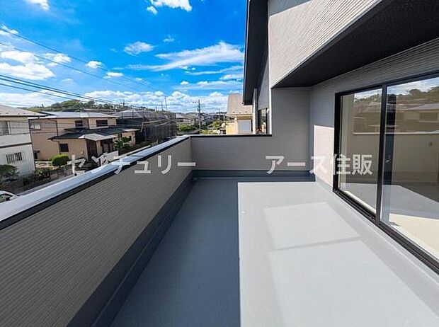 「広い使いやすいバルコニー」陽ざしがたっぷり降り注ぐ、広々としたバルコニー付き住まい。