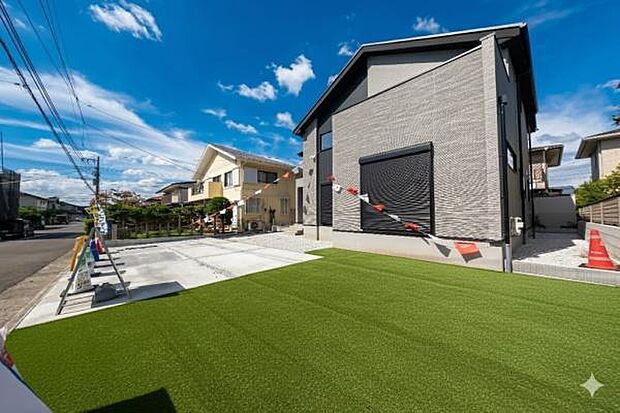 【ガーデンハウスの魅力】家の南側に大きなお庭がある幸せ。趣味のガーデニングや家庭菜園も明るいお庭だからこそ楽しめます。（画像の芝生と植栽はCGによるイメージ画像です）