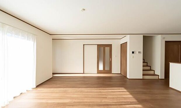 心地よい風が通り抜ける開放的なLDK。明るく清潔感あふれる空間で、心地よい毎日をお過ごしください。