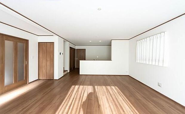 陽だまりに包まれる広々リビング。柔らかな光の中で、お子様の成長をゆったりと見守る。そんな穏やかな日常がここから始まります。