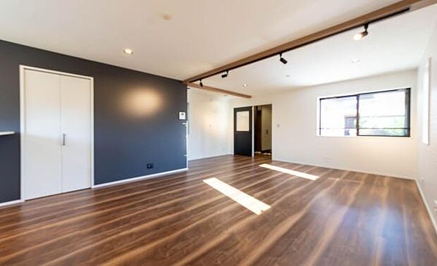 明るい陽射しが差し込むリビングは、家族みんなの特等席。お子様がのびのびと遊ぶ姿を、キッチンから優しく見守れます。笑顔あふれる毎日が目に浮かびますね。