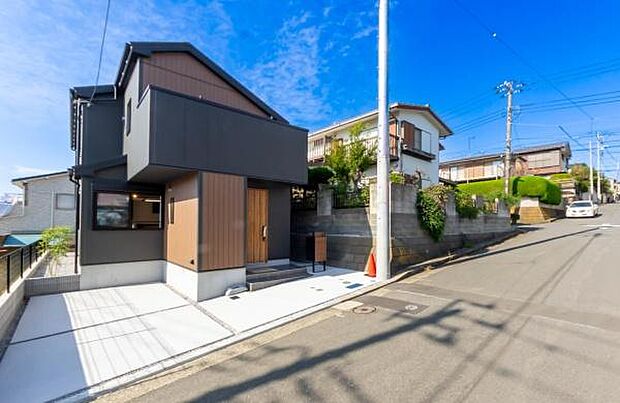 「マイホームの喜びを感じる」スタイリッシュなデザインに心満たされる。憧れのマイホームに相応しい美しく映える外観です。日当たりが良く開放感も魅力です。