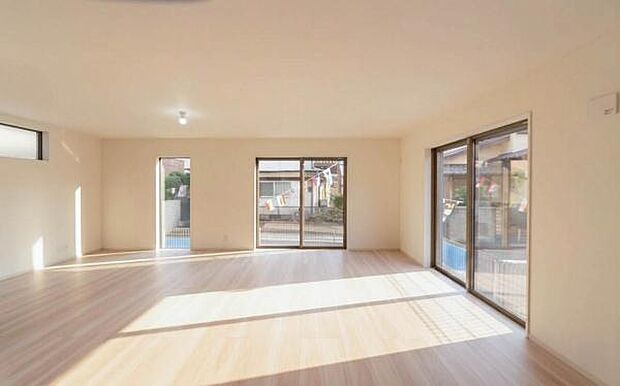 「家族が大好きなリビング」みんなが集まる広いリビング。みんなが大好きなリビングで家族団らん。みんなが集まるからこそ、一層の開放感を手にする素敵な住まい。