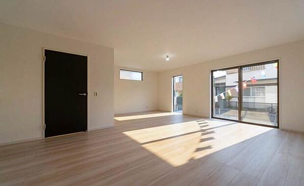 光が降り注ぐ開放的な大空間。家族の会話が弾む対面キッチンと、ぬくもりを感じる上質なリビングで寛ぎのひとときを。