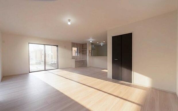 「家族が大好きなリビング」みんなが集まる広いリビング。みんなが大好きなリビングで家族団らん。みんなが集まるからこそ、一層の開放感を手にする素敵な住まい。