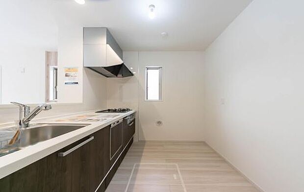 「広々ワイドサイズなシステムキッチン」せっかくのお料理空間。毎日の事だから広々システムキッチン。