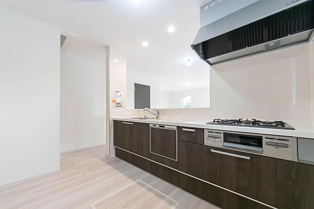 「全体を見渡せる安心感」家族の会話が弾む奥様に人気の高いカウンターキッチン、料理しながらお子様の様子の確認ができ移動しやすい広いキッチンスペースです。