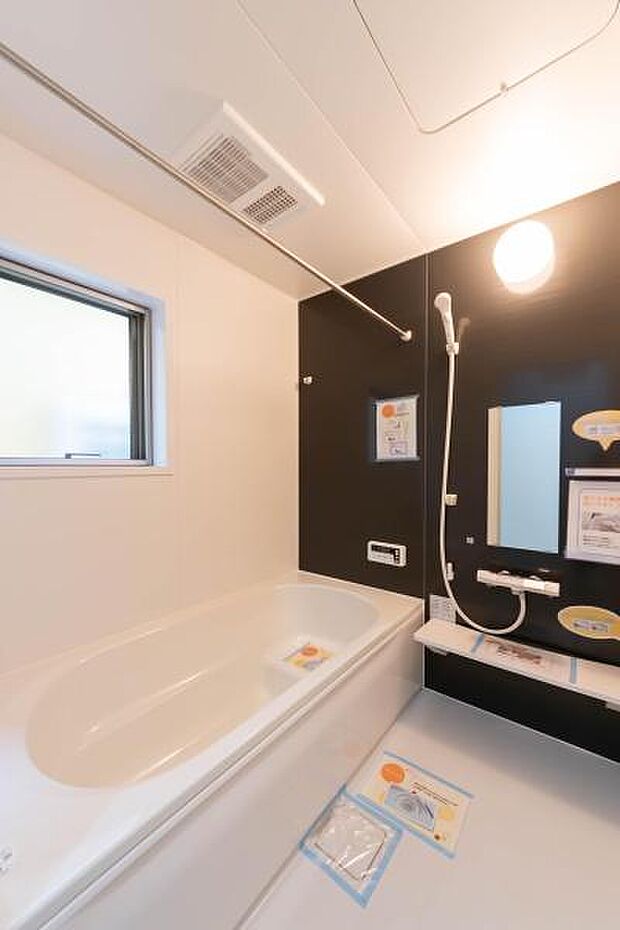 一日の疲れを解き放つ上質なバスルーム。シックなパネルデザインとゆったりとした浴槽が、極上のリラックスタイムを演出します。