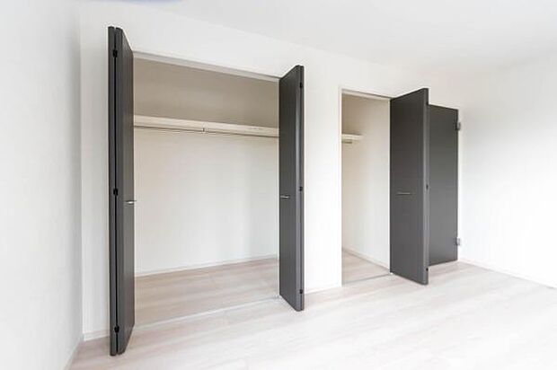 天井まで伸びる収納嬉しい収納力の高いクローゼット付き。天井付近までしっかりと収納ができる使い勝手の良いクローゼット。