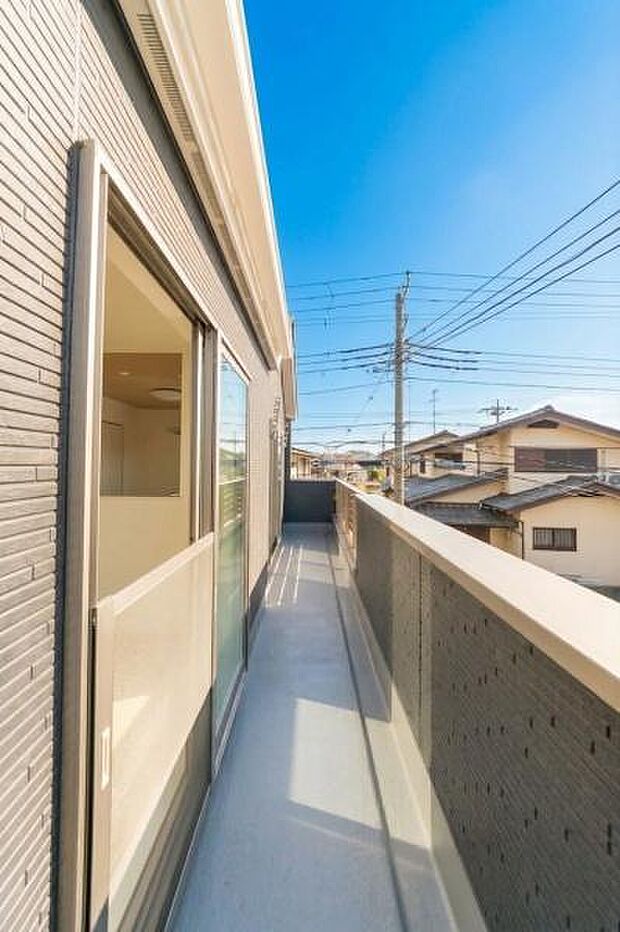 広々としたバルコニーは家族の特等席。心地よい風を感じながら、週末のブランチや読書など、開放感あふれる贅沢なひとときを過ごせます。