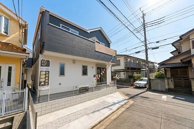 陽当たり良好な角地。駐車スペースも確保した、開放感のある立地です。明るい光が差し込む健やかな暮らしが始まります。