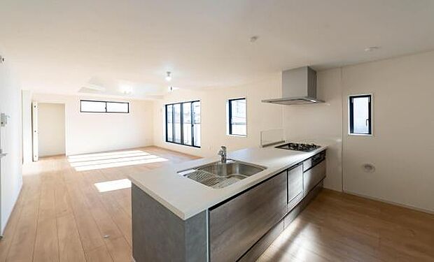 「全体を見渡せる安心感」家族の会話が弾む奥様に人気の高いカウンターキッチン、料理しながらお子様の様子の確認ができ移動しやすい広いキッチンスペースです。