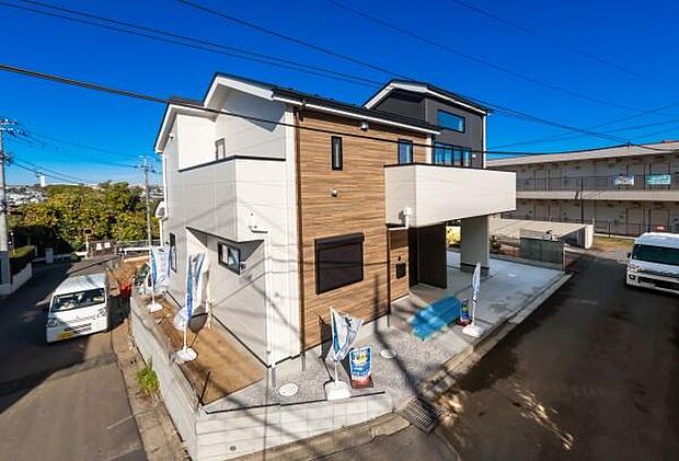 開放感＋日当たりの良さ家に入らなくても分かる日当たりの良さ。開放感の良さ。碧空も清々しく心地の良い住まい。住みたくなる家。暮らしたい町。