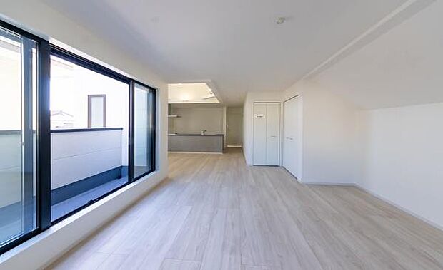 「家族が大好きなリビング」みんなが集まる広いリビング。みんなが大好きなリビングで家族団らん。みんなが集まるからこそ、一層の開放感を手にする素敵な住まい。