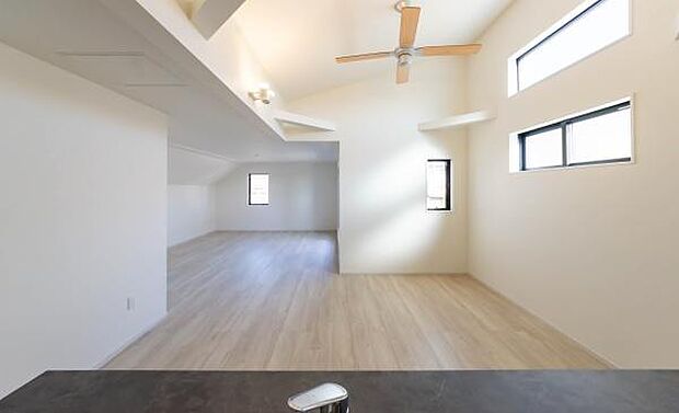 「明るく開放的、素敵空間」家族が集まる空間だから拘りの明るさ、開放感。吹き抜けリビングの温もりを感じてください。