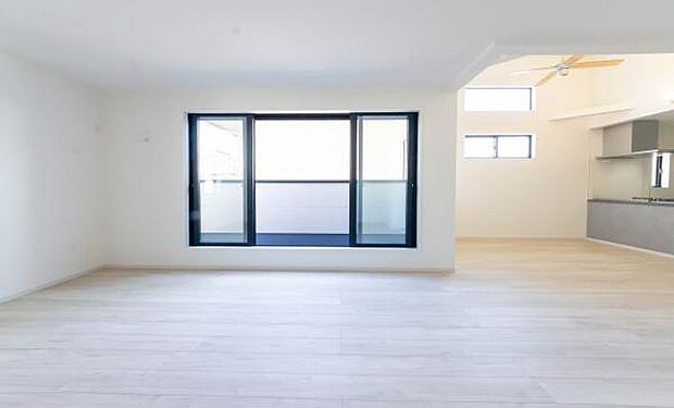 「明るく素敵な空間に」心地よい風が通り抜ける開放的なLDK。明るく清潔感あふれる空間で、心地よい毎日をお過ごしください。