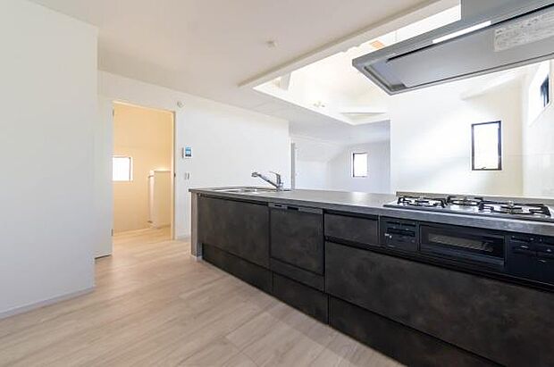 重厚感あるシステムキッチン。豊富な収納と広い作業スペースで、毎日の料理がより楽しくスムーズに。