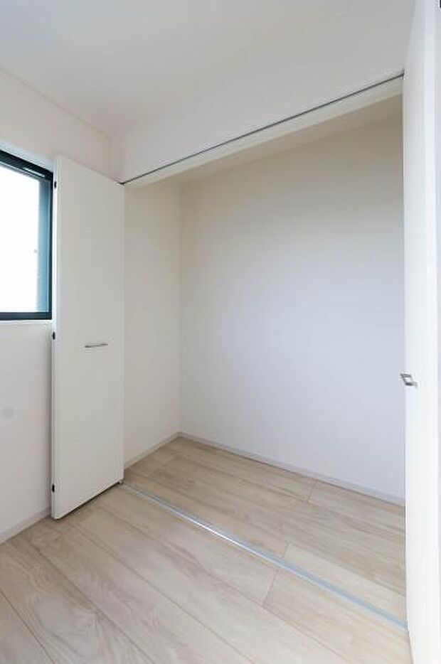 天井まで伸びる収納嬉しい収納力の高いクローゼット付き。天井付近までしっかりと収納ができる使い勝手の良いクローゼット。