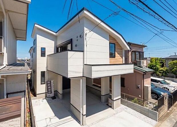 スタイリッシュな外観。暮らしやすさを追求した設計と、心地よい光が差し込む新築戸建です。